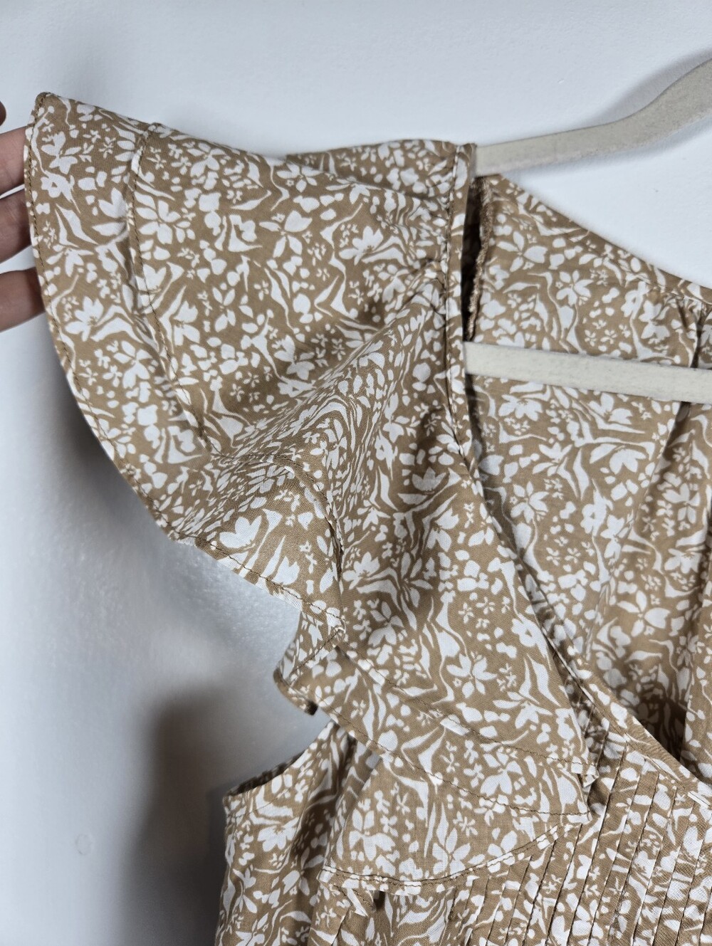 Universal Thread Tan White Ditsy Floral Flutter Sleeve Ruffle Top Size Medium - Picture 4 of 11